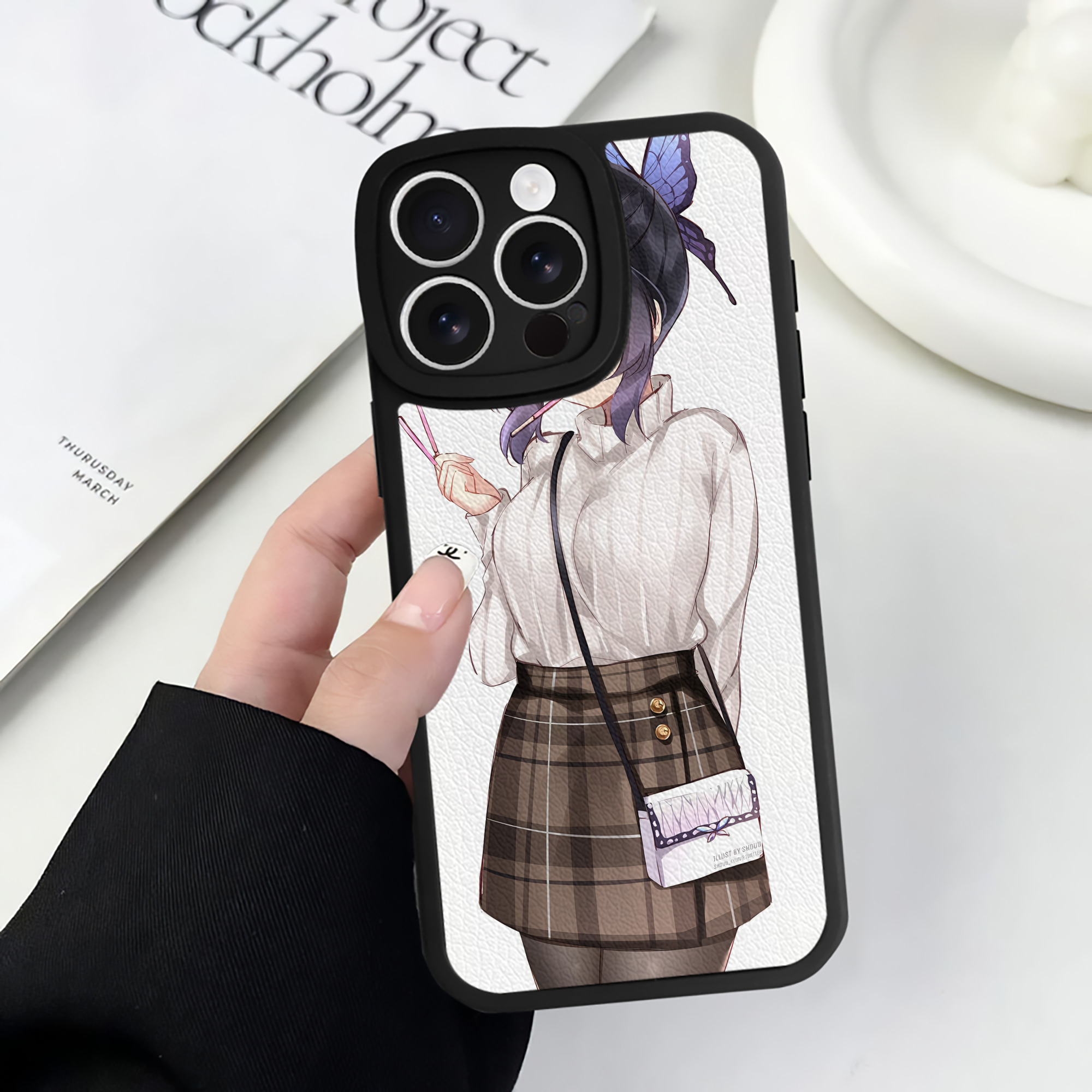 （画像用） 鬼滅の刃（きめつのやいば）蟲柱-胡蝶 しのぶ／こちょう しのぶ Kochou Shinobu 【iPhone 16シリーズ対応】シリコンスマホケース（レザー調） 材質：シリコン